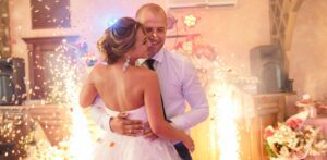 Hochzeit mit Brautpaar und DJ im Hintergrund