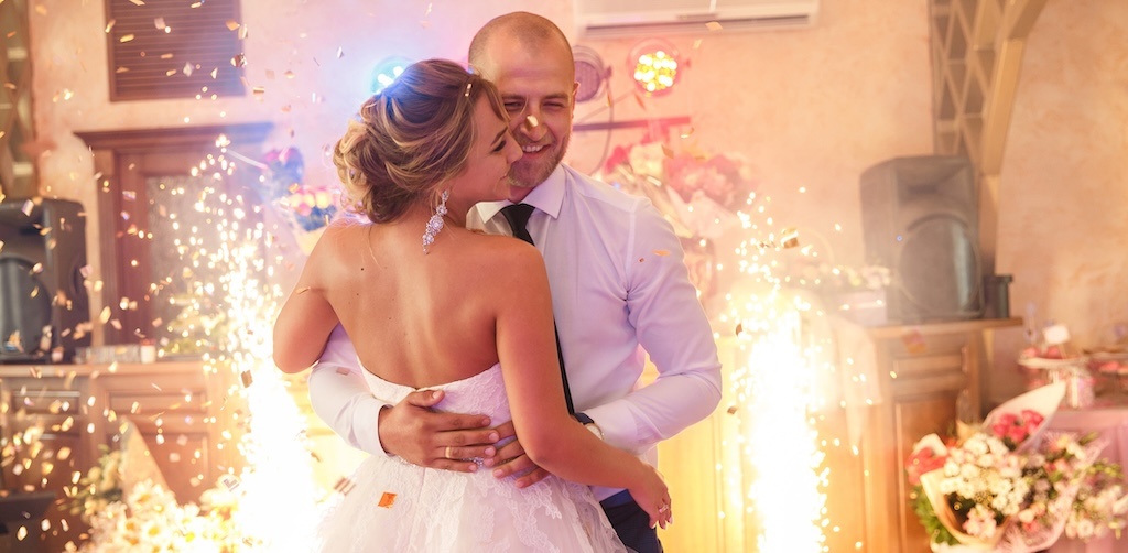 Hochzeit mit Brautpaar und DJ im Hintergrund